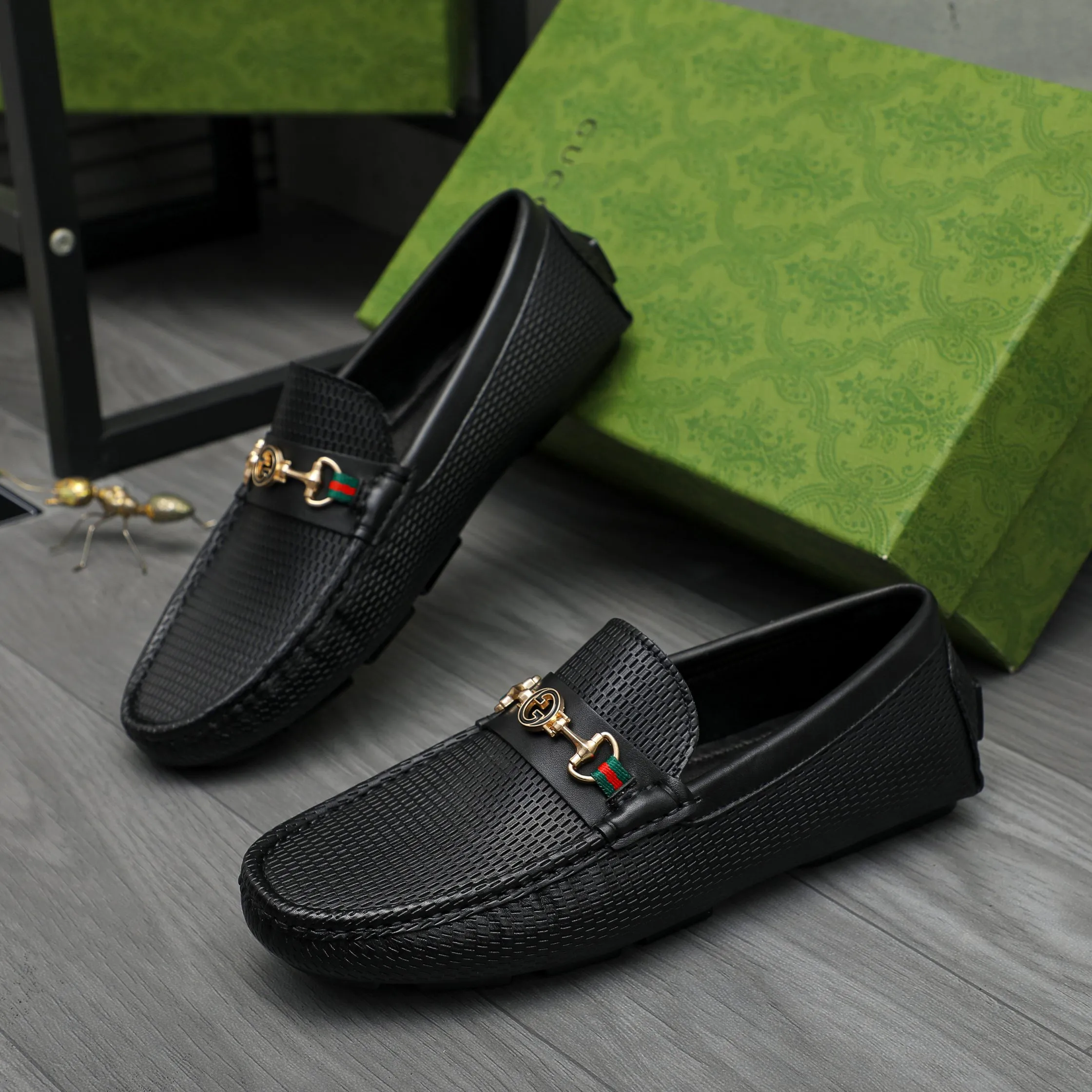 P420 Product trademark: GUCCI (Gucci) casual slip-on men's shoes Regular size: 38-44 Product materials: Selected hollow cowhide upper, sheepskin lining, original rubber outsole